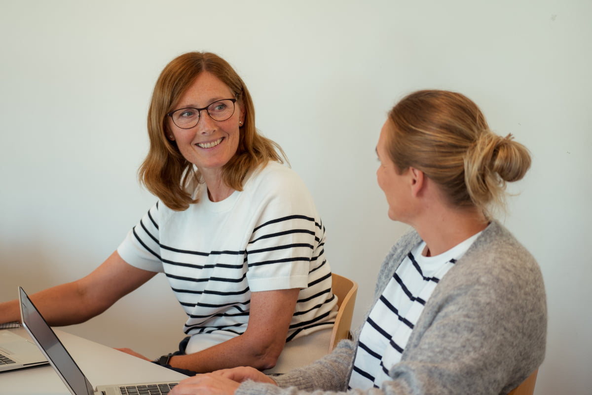 To kvinner på kontor