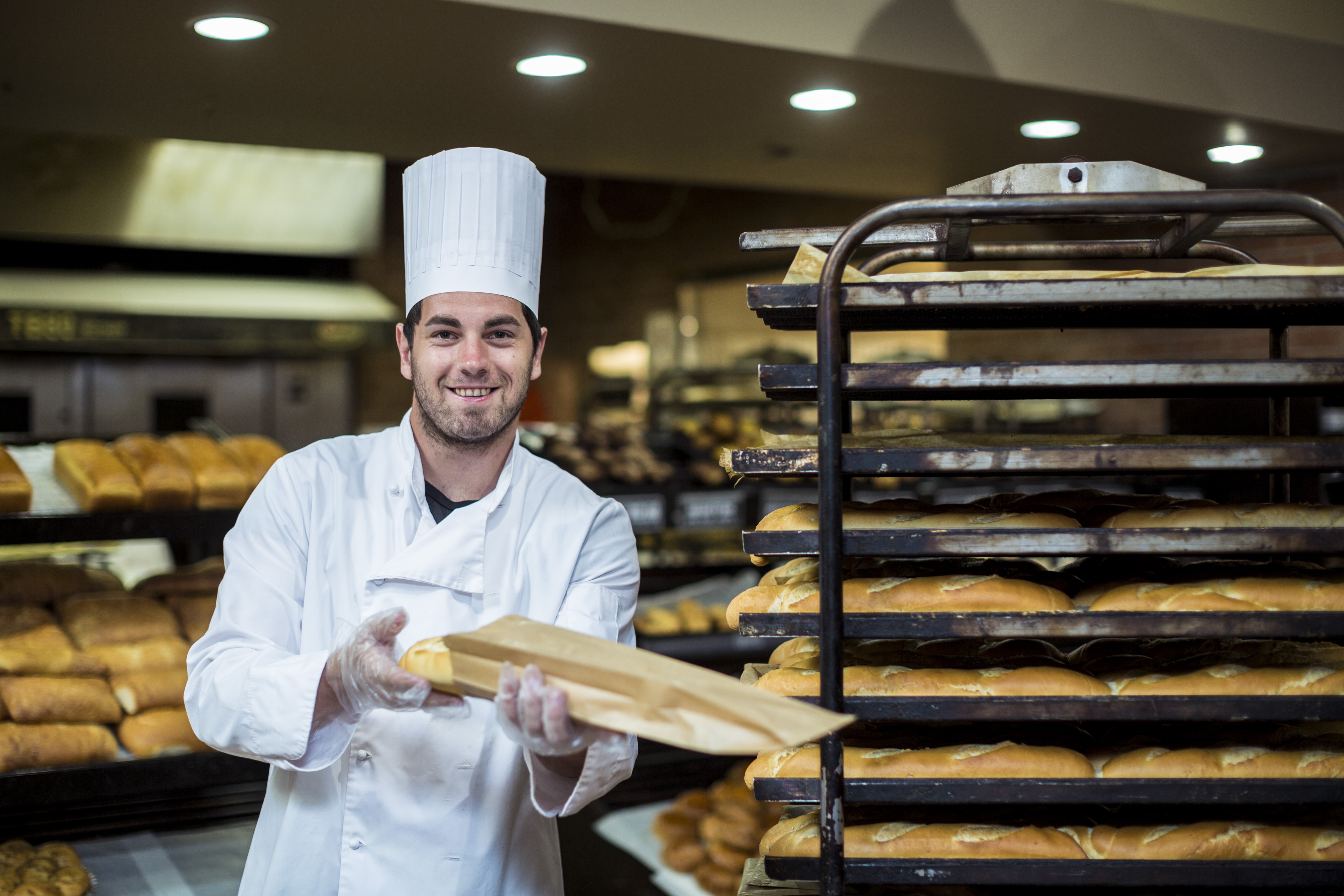 En bakermester viser frem baksten sin