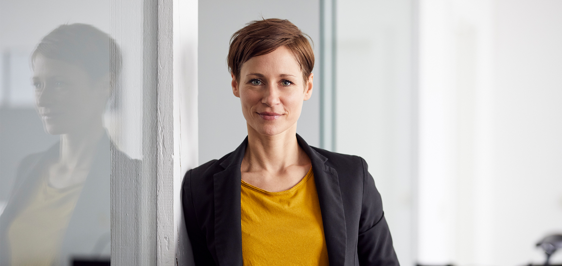 Dame ser rett inn i kamera