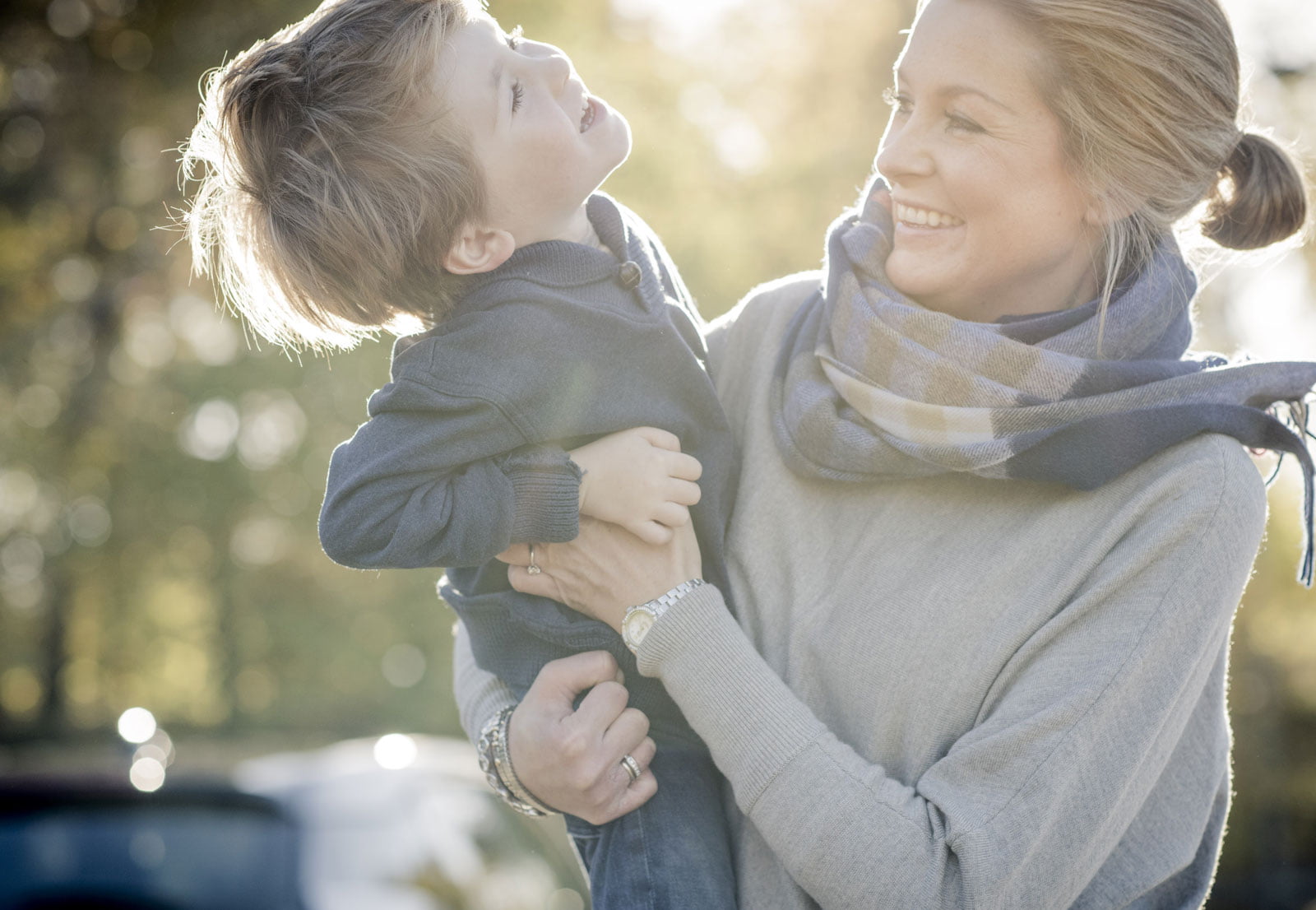 Kvinne som løfter sønnen sin