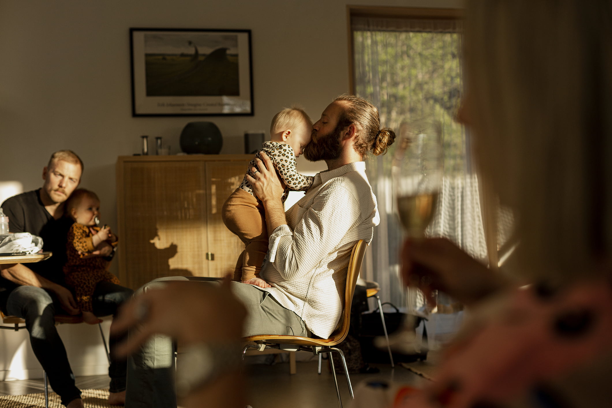 Dame uttrykker lettelse i skogen.