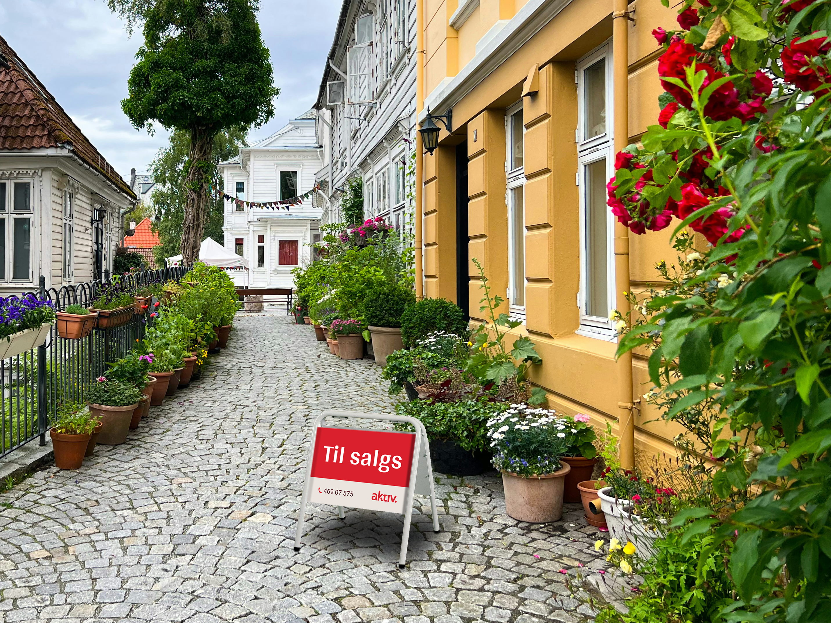 Visningsskilt fra Aktiv i en bygate
