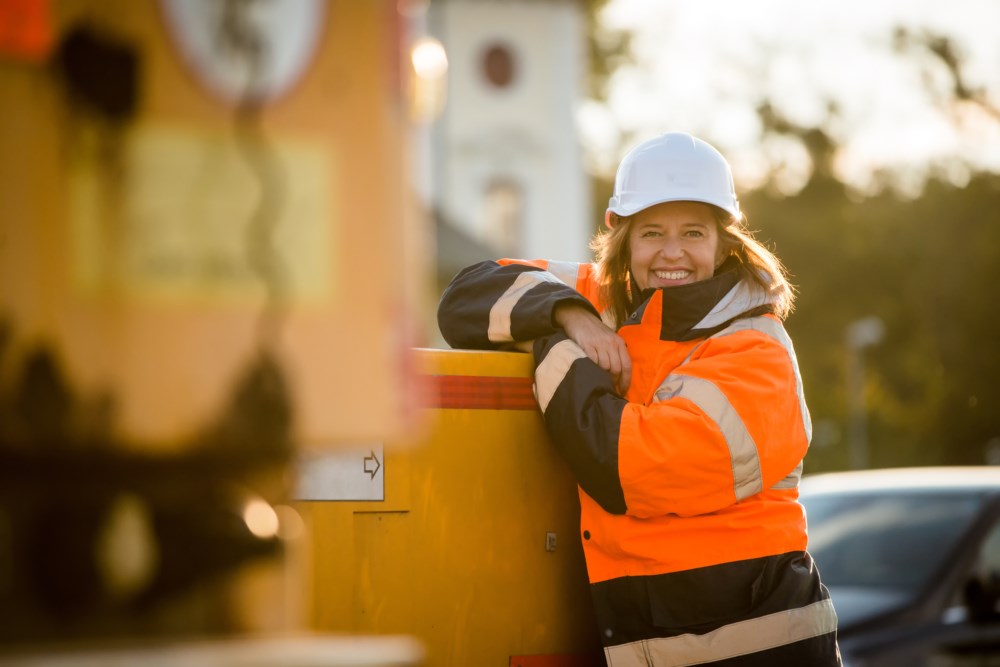 Dame med hjelm på arbeidsplass