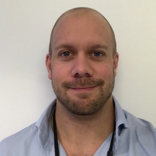 Kristian Dragerengen smiler mot kamera, iført lys blå skjorte. Han er leder for Eikas sikkerhetssenter.