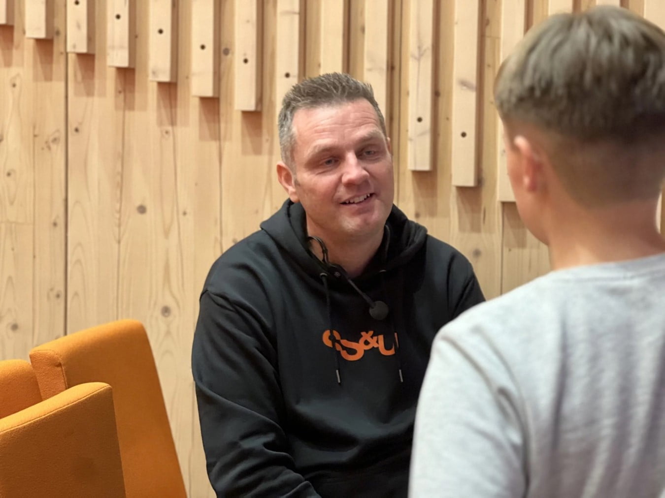 Arman Vestad i samtale med elev