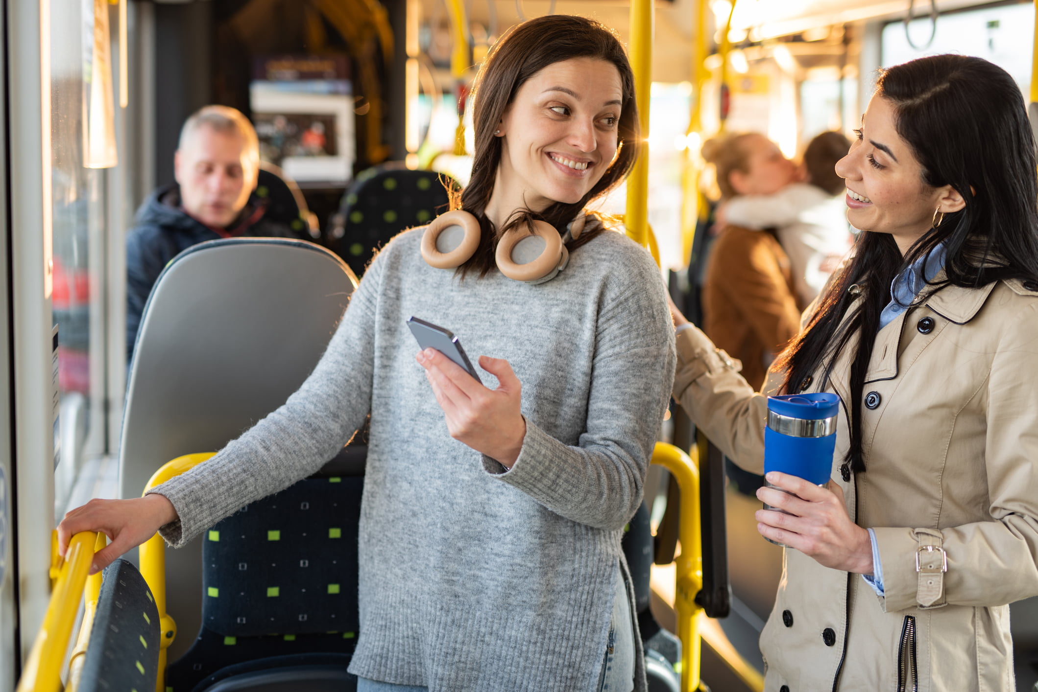 Studenter ser på smarttelefon.
