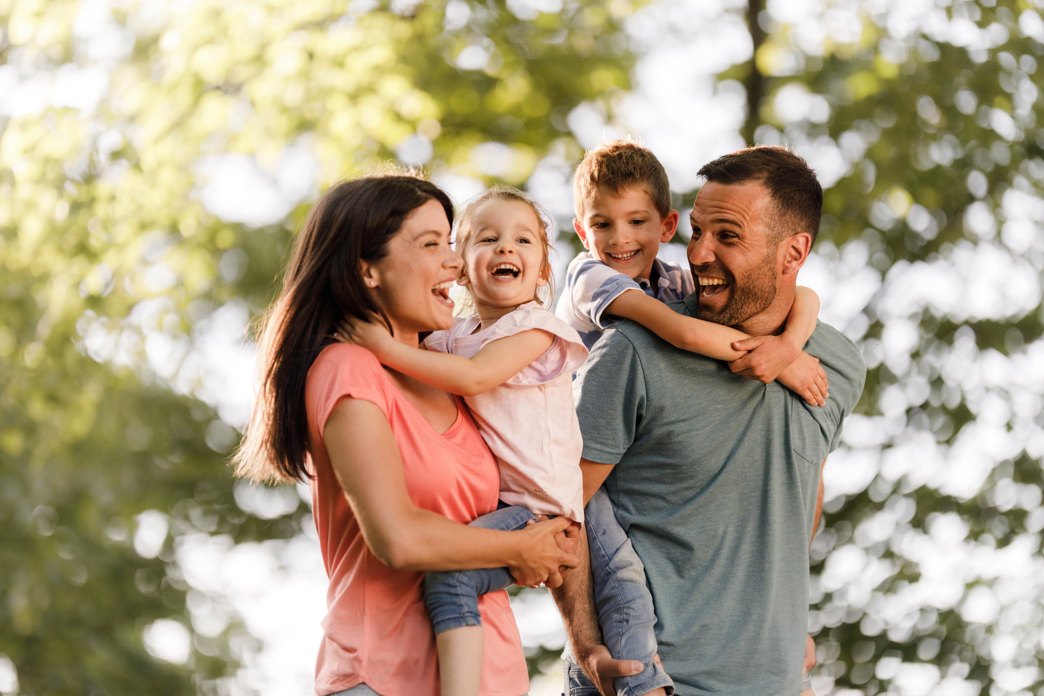 Lykkelig familie på tur.