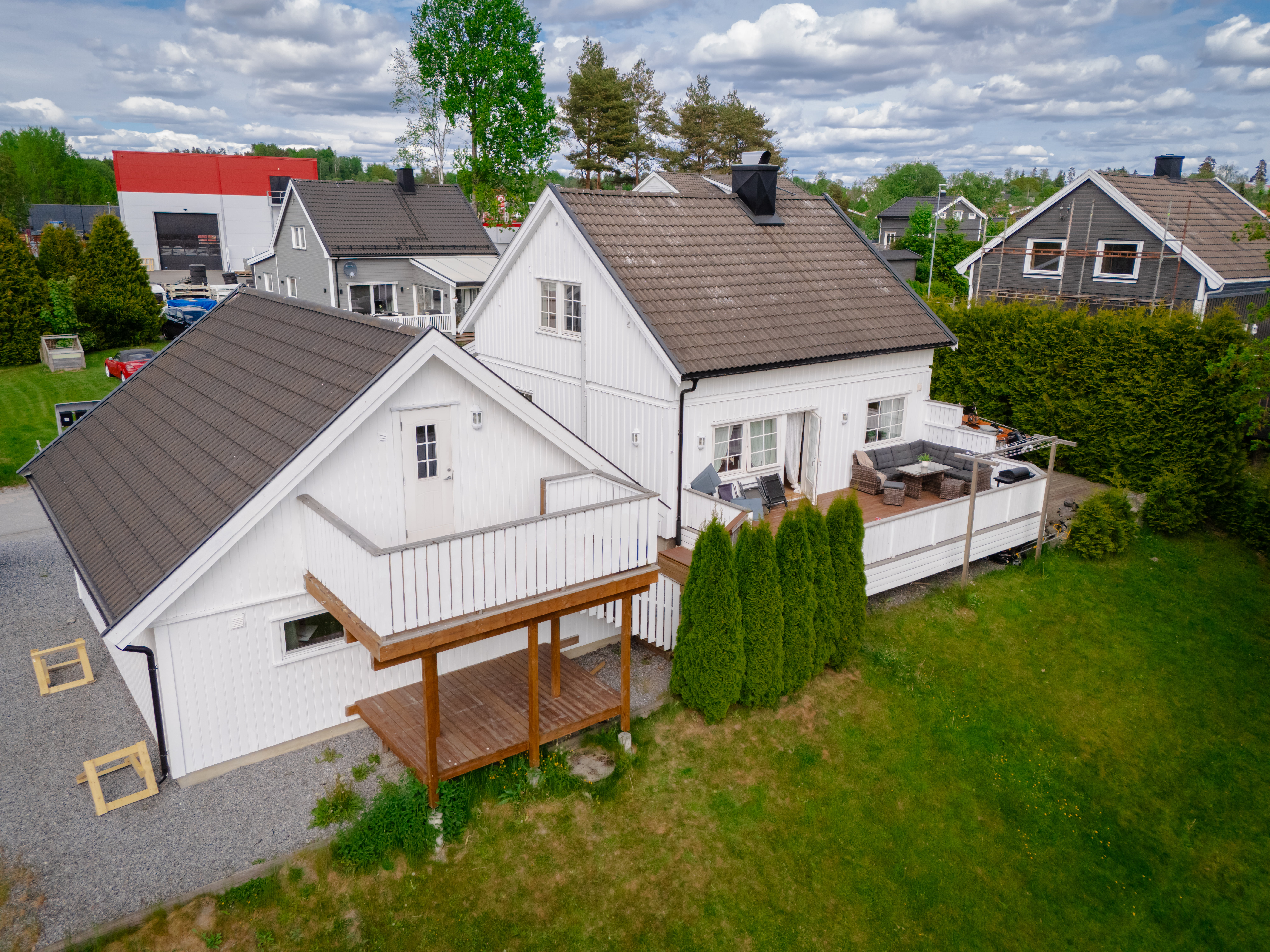 En vanlig norsk enebolig med platting og hage.