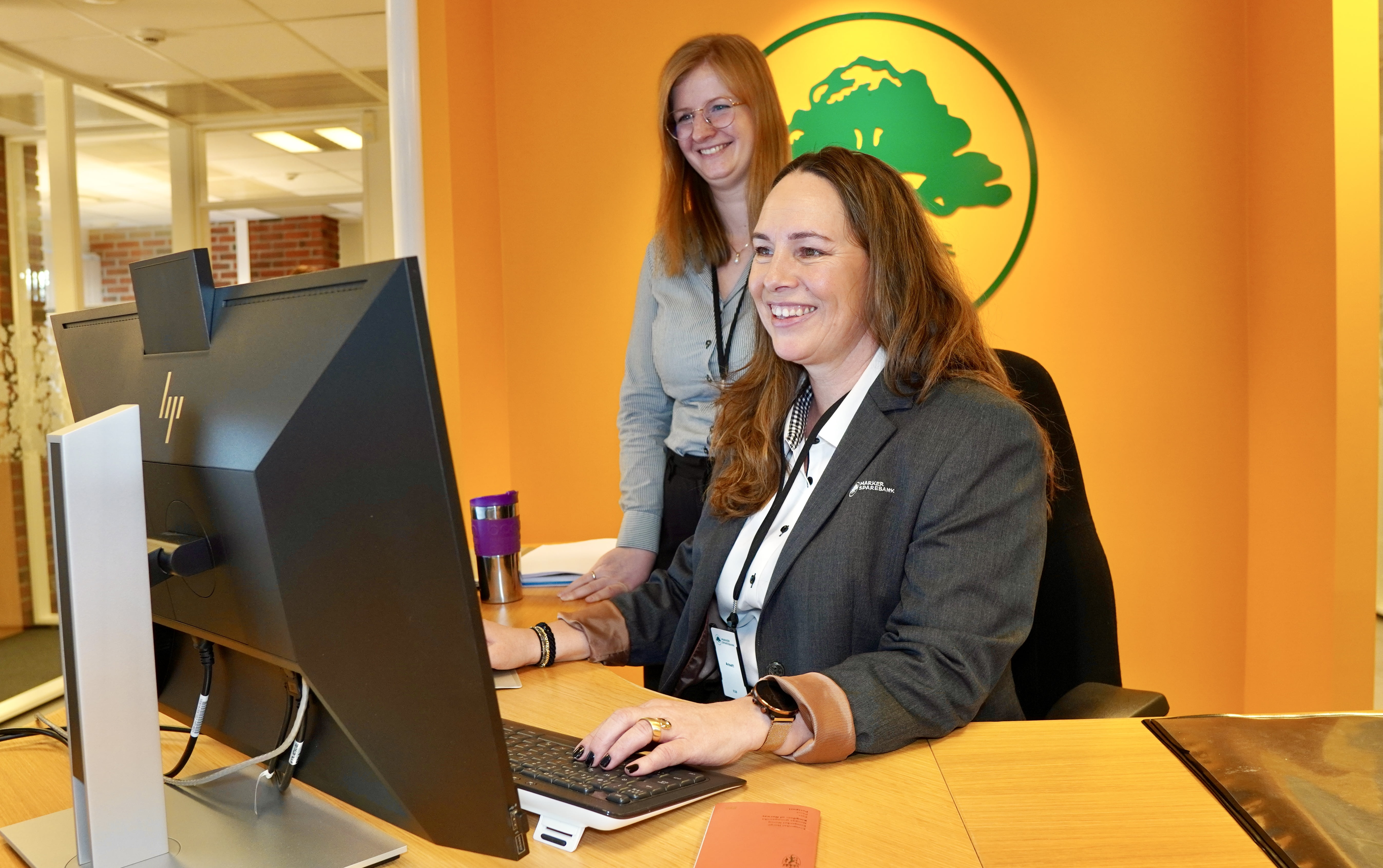 Christine og Linda ved PCen