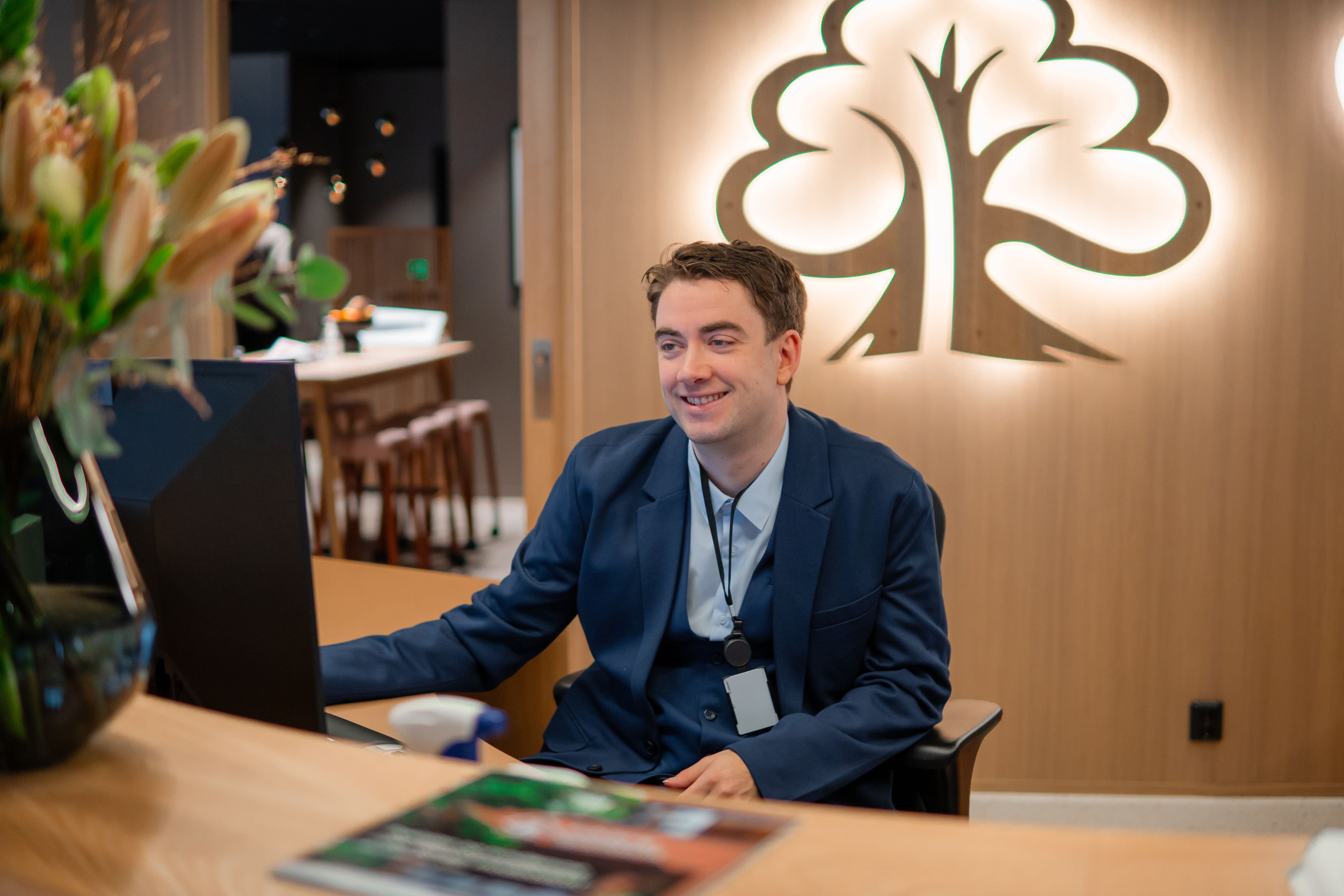 Jørgen Sæves i skranken