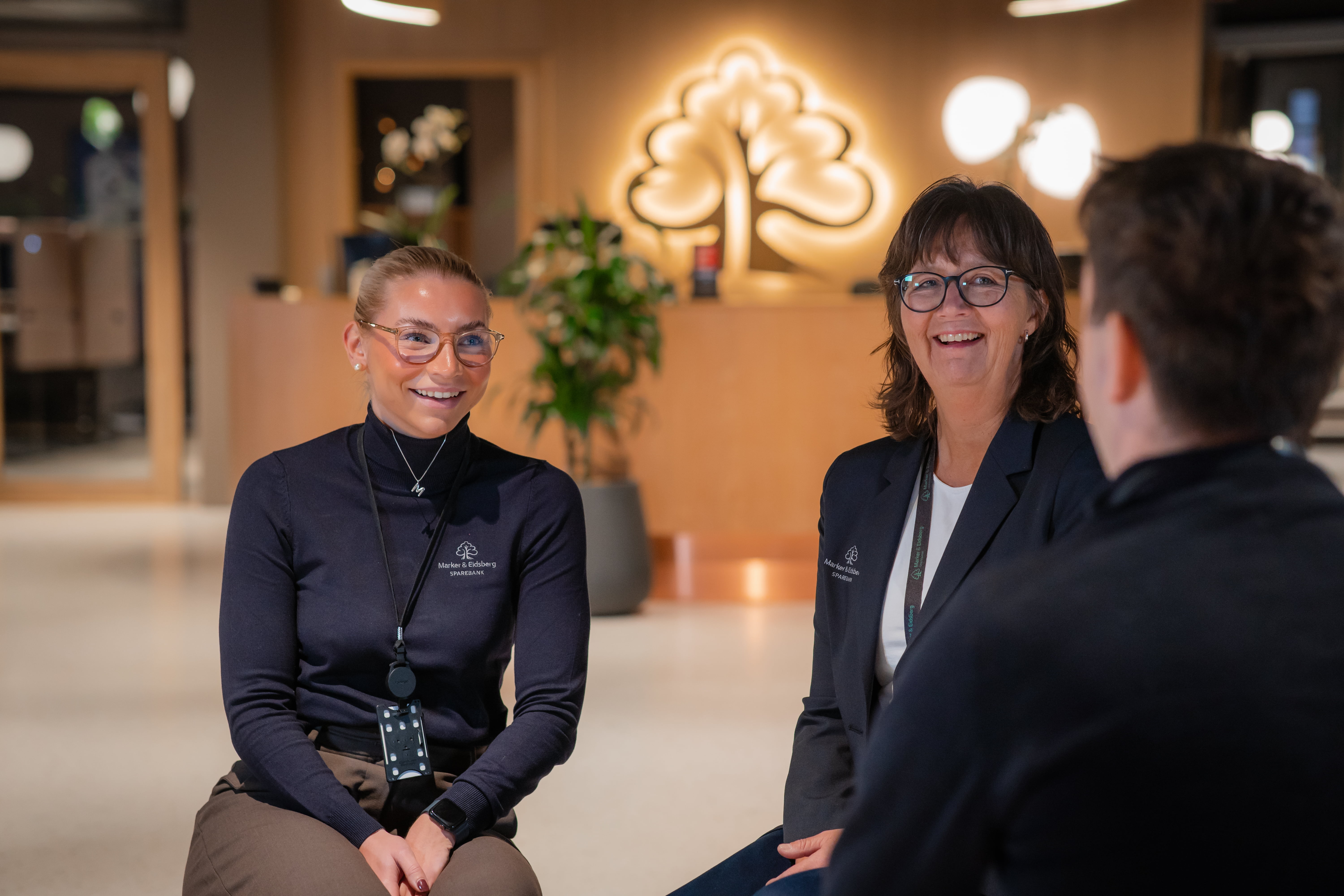 Tre rådgivere som sitter å snakker