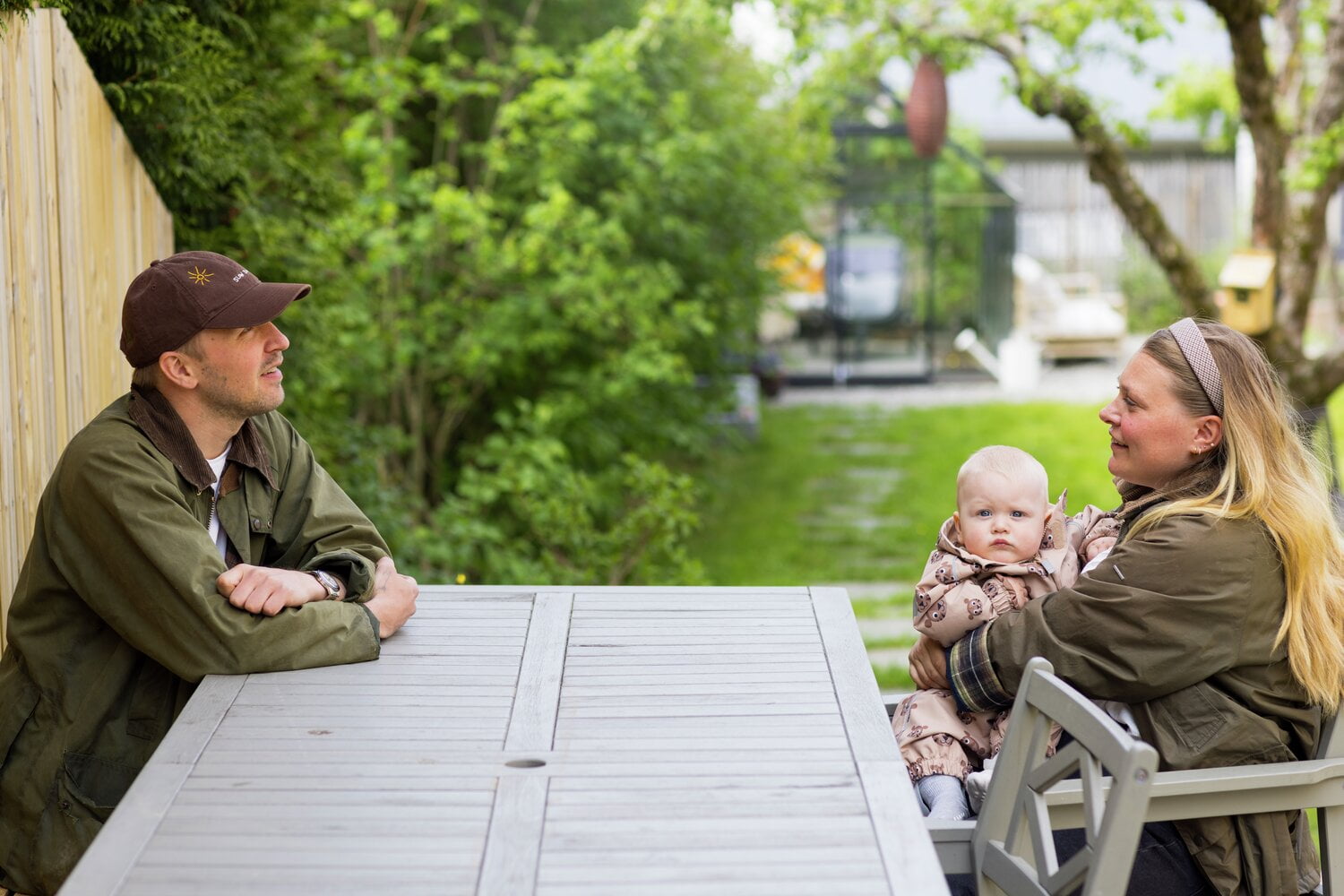 Et ung par står på kjøkkenet og lager mat