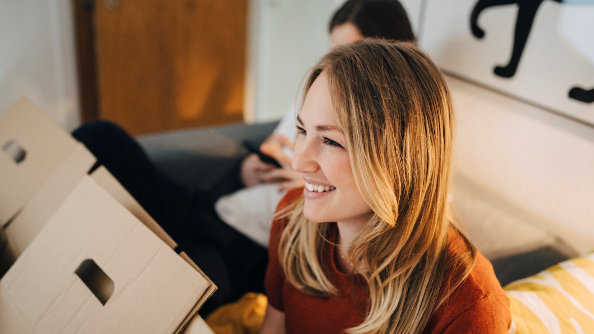 Dame med flyttekasser